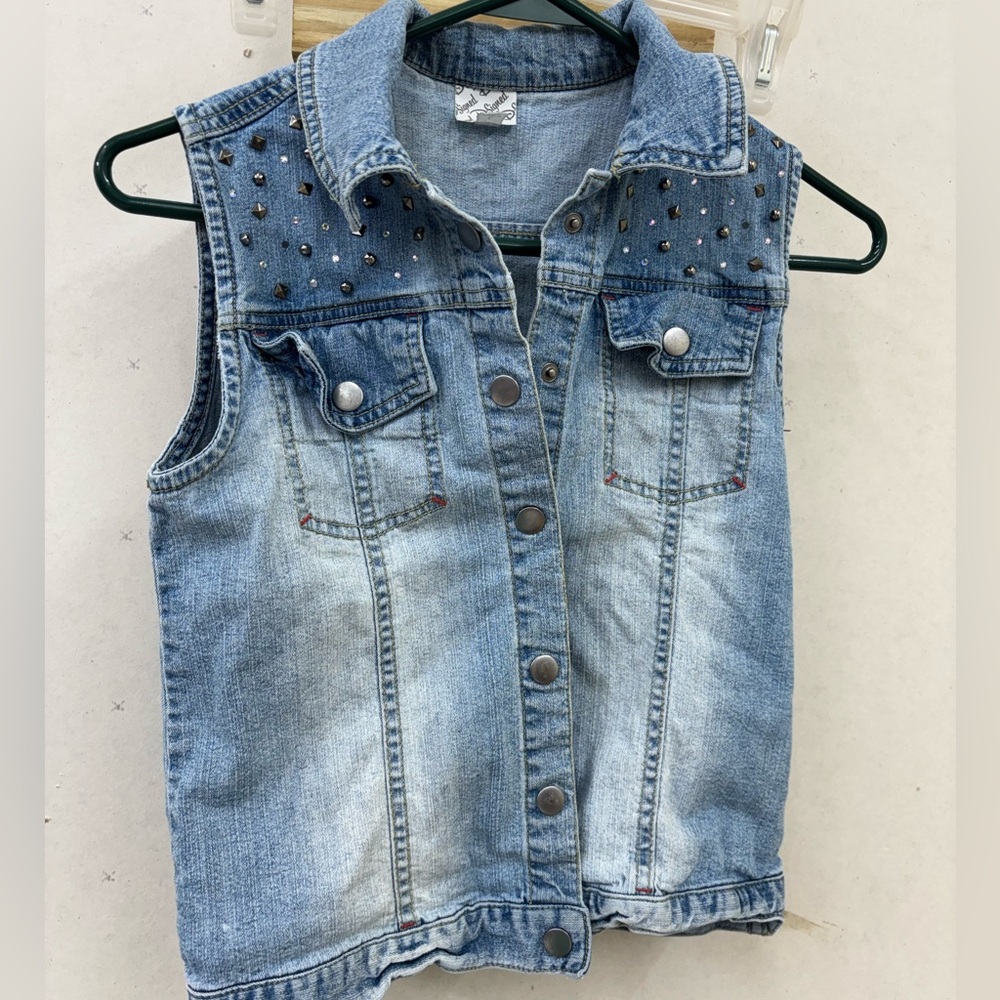 D-signed Studded peace sign Light Wash Denim Vest youth large